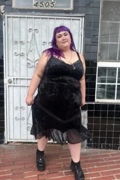 Luci Black Velvet Midi Dress 28 Luci Black Velvet Midi Dress -TUNNEL Vision Outlet IMG 2864 b6fe7ba7 9743 4f43 a500 b25ab0ff0cbf